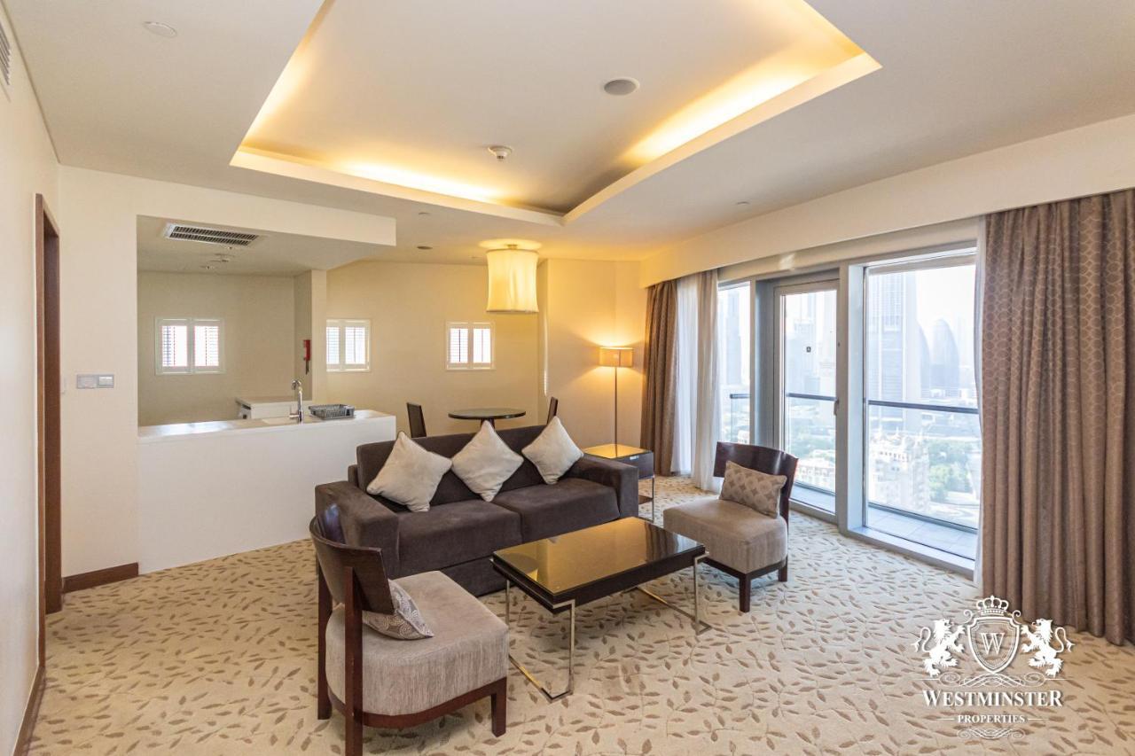 Westminster Dubai Mall Buitenkant foto A living room in a suite at the Westin