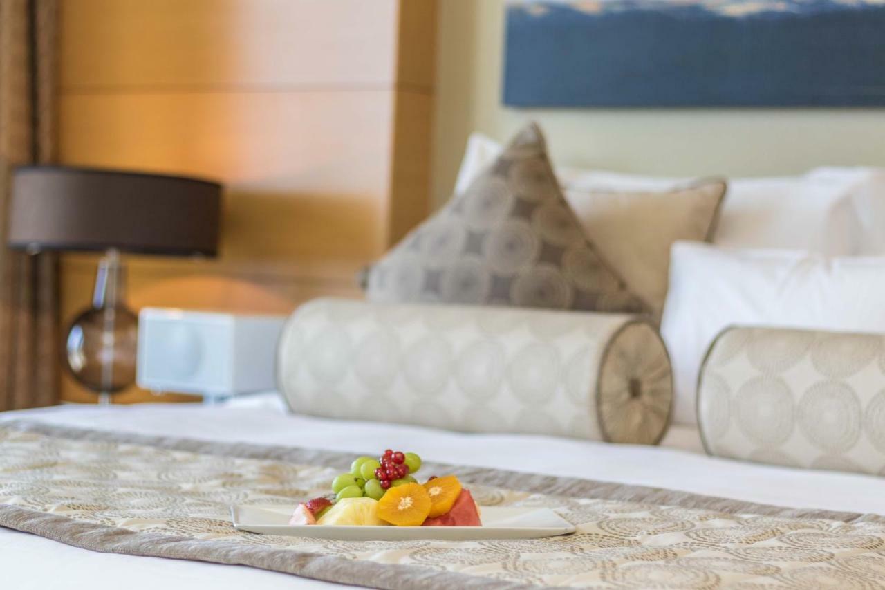 Westminster Dubai Mall Buitenkant foto A fruit plate in a hotel room